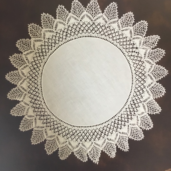Vintage Round Tablecloth Doily Centerpiece Vase Lamp Dresser Scarf Crochet Lace - Picture 5 of 5